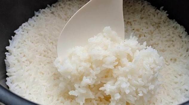 天冷，蒸米飯只會加水就錯了，飯店大廚教你一招，米飯香軟又好吃，粒粒分明
