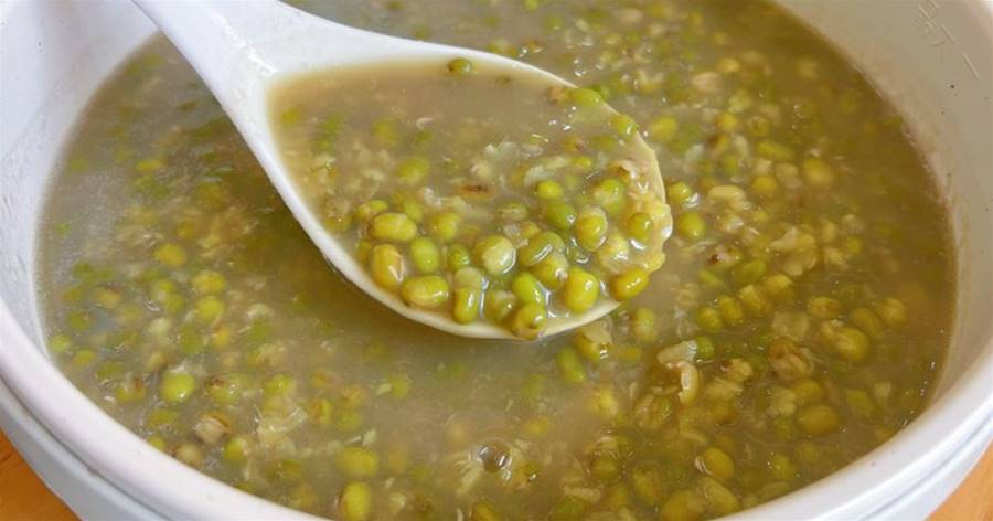 想喝綠豆湯不用等，教你一個訣竅，3分鐘綠豆煮開花，好喝又起沙