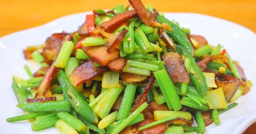 飯店的臘肉炒芹菜，為啥清脆不柴有嚼勁，廚師長告訴你關鍵在哪