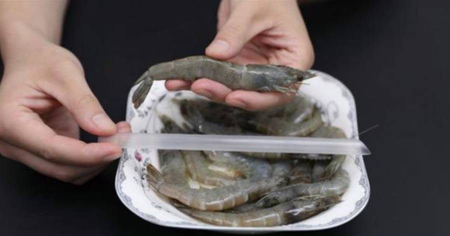 去蝦線別用「牙簽」挑，賣蝦老闆教我訣竅，用一根吸管，3秒去一個