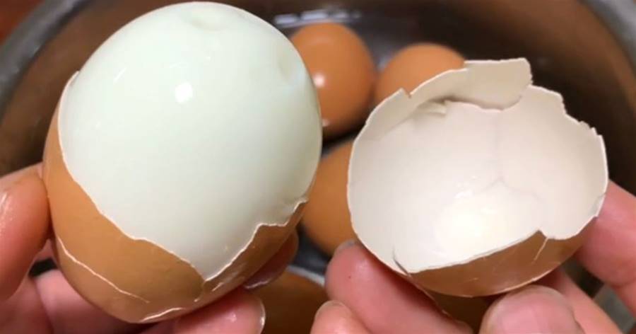 煮雞蛋，別只用清水，大多數人都做錯了，難怪雞蛋不好剝皮