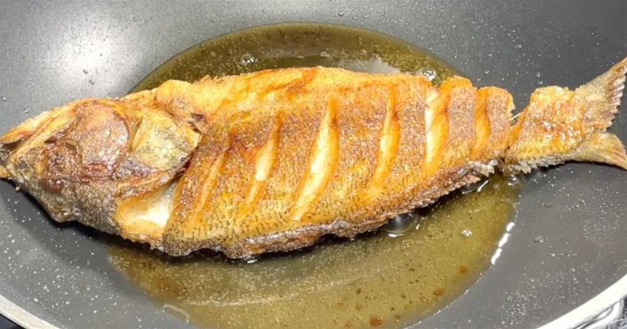 煎魚總粘鍋？我有小妙招，只需2步，千古難題輕松解決，魚肉不粘鍋不破皮