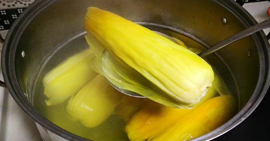 煮玉米時，直接加清水煮就「廢了」，教你1招，玉米軟糯更香甜
